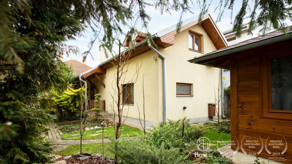 BOSEN | Rodinný dom s predajňou, skladom a zariadeným kozmetickým salónom.