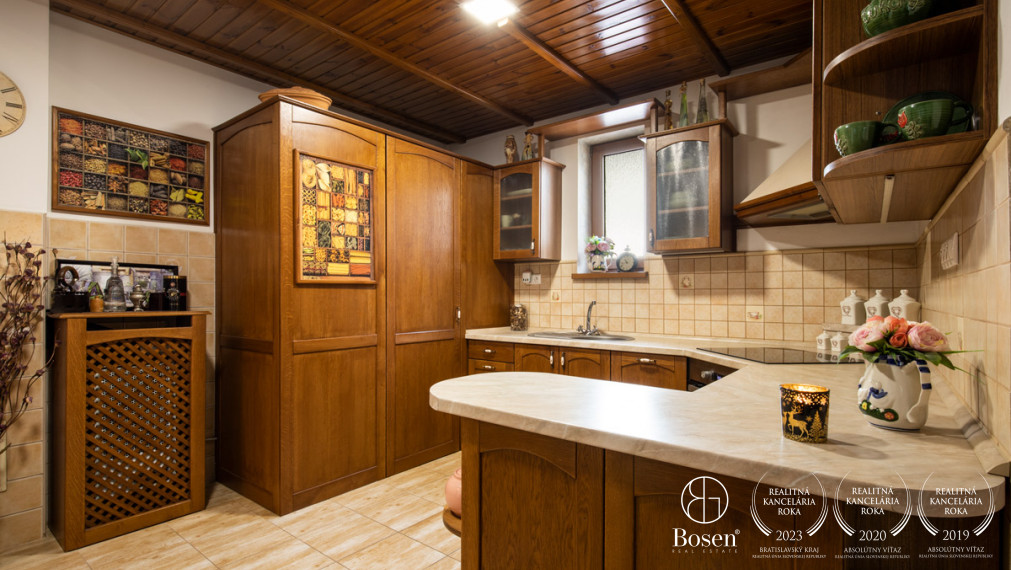 BOSEN | Rodinný dom s predajňou, skladom a zariadeným kozmetickým salónom.