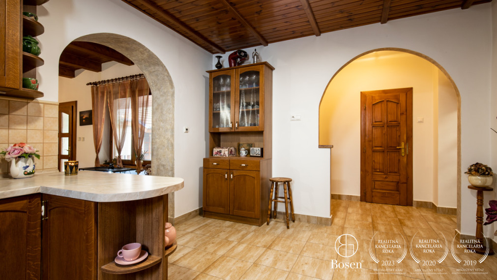 BOSEN | Rodinný dom s predajňou, skladom a zariadeným kozmetickým salónom.