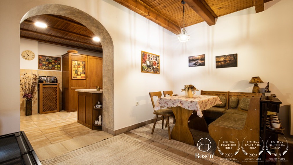 BOSEN | Rodinný dom s predajňou, skladom a zariadeným kozmetickým salónom.