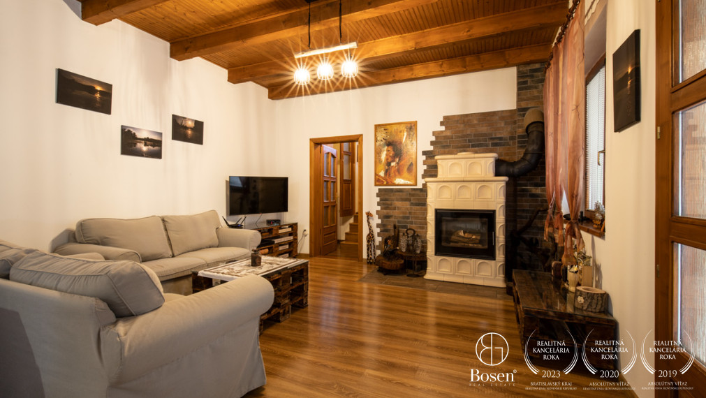 BOSEN | Rodinný dom s predajňou, skladom a zariadeným kozmetickým salónom.