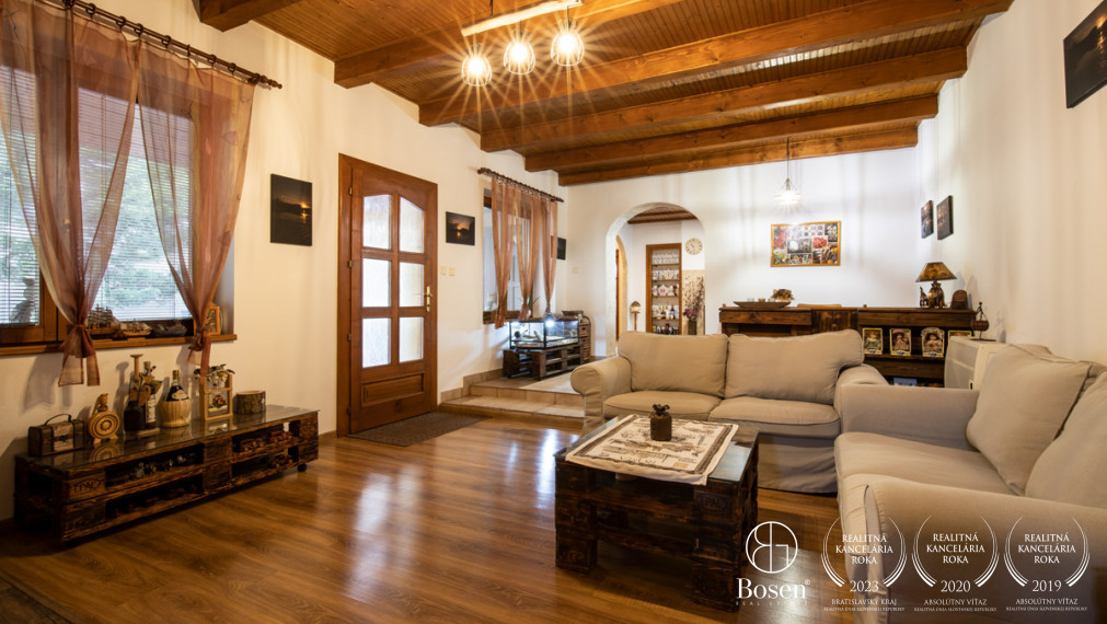 BOSEN | Rodinný dom s predajňou, skladom a zariadeným kozmetickým salónom.