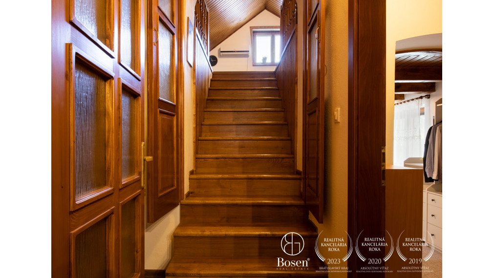 BOSEN | Rodinný dom s predajňou, skladom a zariadeným kozmetickým salónom.