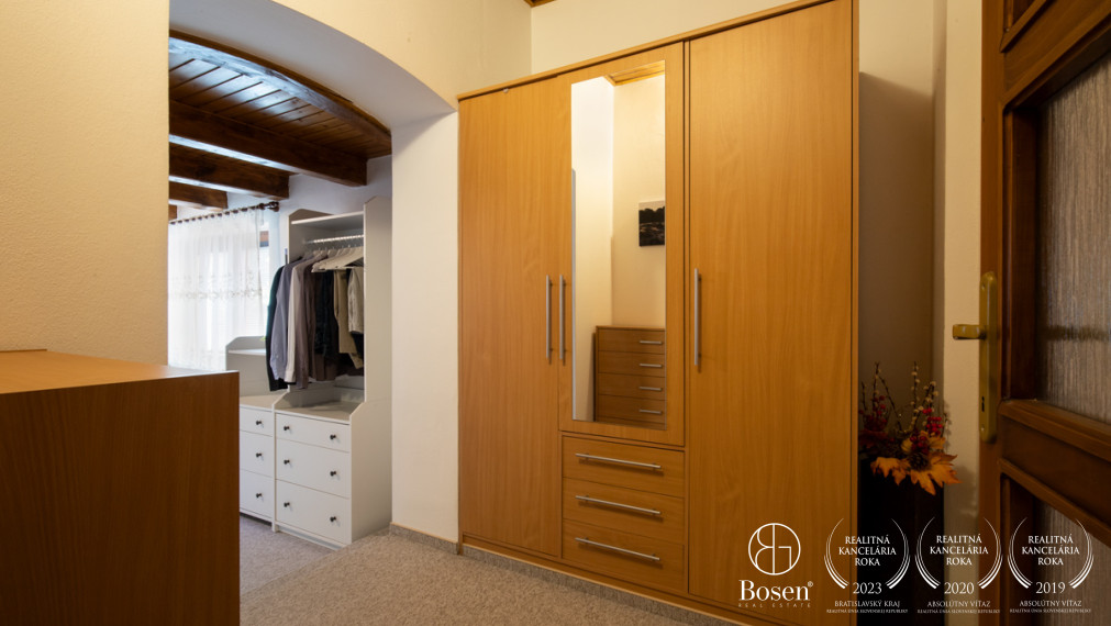 BOSEN | Rodinný dom s predajňou, skladom a zariadeným kozmetickým salónom.