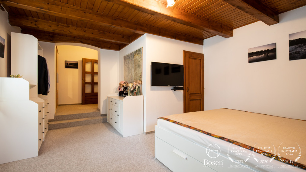 BOSEN | Rodinný dom s predajňou, skladom a zariadeným kozmetickým salónom.