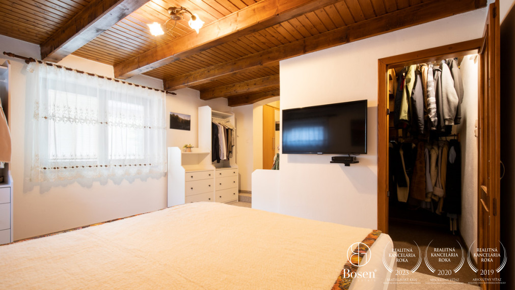 BOSEN | Rodinný dom s predajňou, skladom a zariadeným kozmetickým salónom.