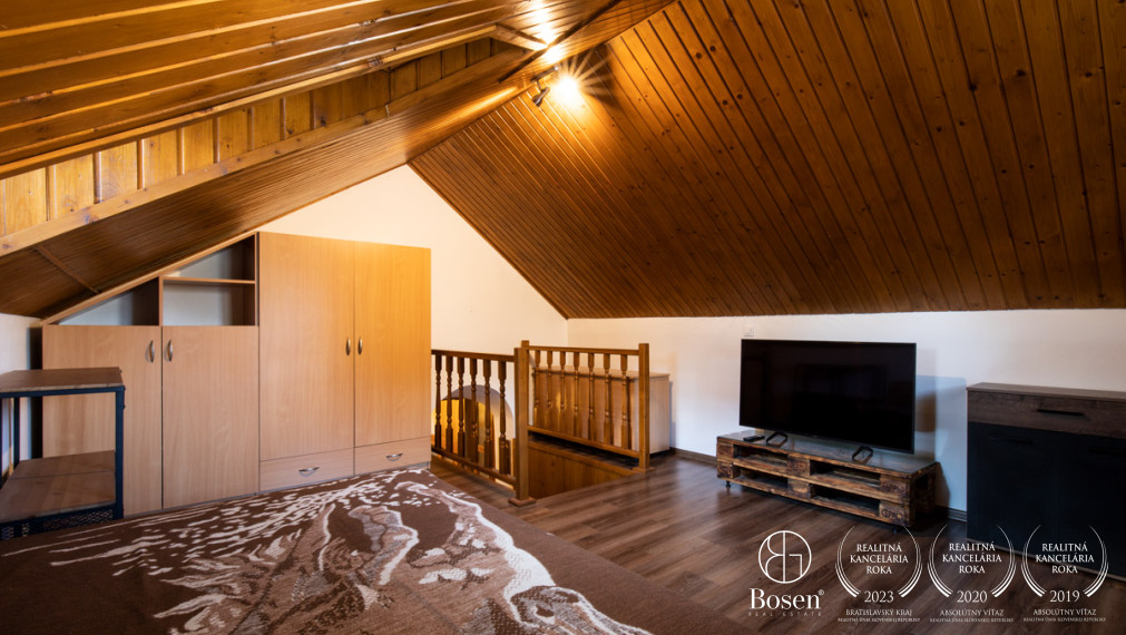 BOSEN | Rodinný dom s predajňou, skladom a zariadeným kozmetickým salónom.