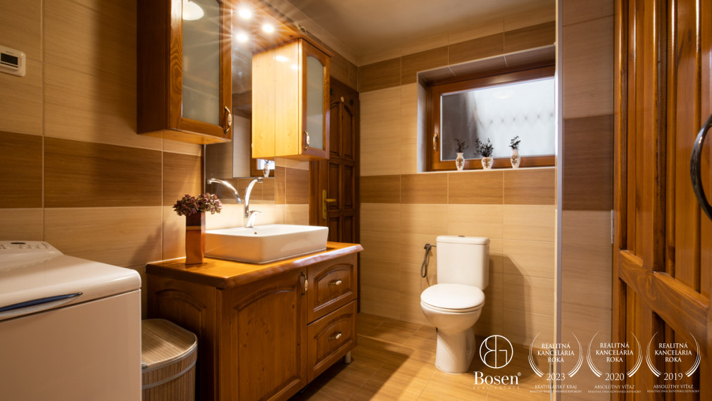 BOSEN | Rodinný dom s predajňou, skladom a zariadeným kozmetickým salónom.