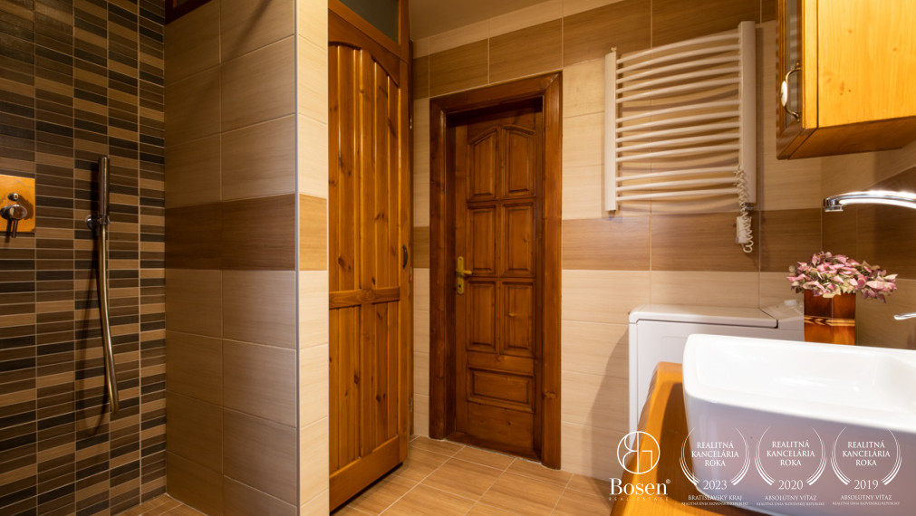 BOSEN | Rodinný dom s predajňou, skladom a zariadeným kozmetickým salónom.