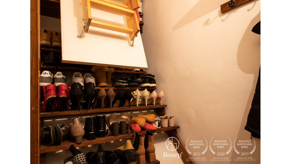 BOSEN | Rodinný dom s predajňou, skladom a zariadeným kozmetickým salónom.