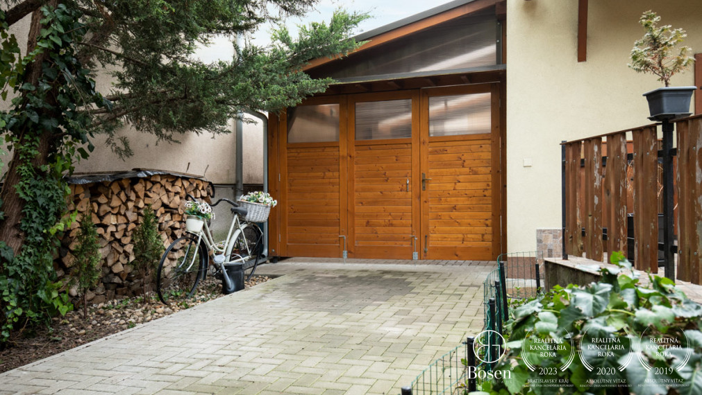 BOSEN | Rodinný dom s predajňou, skladom a zariadeným kozmetickým salónom.