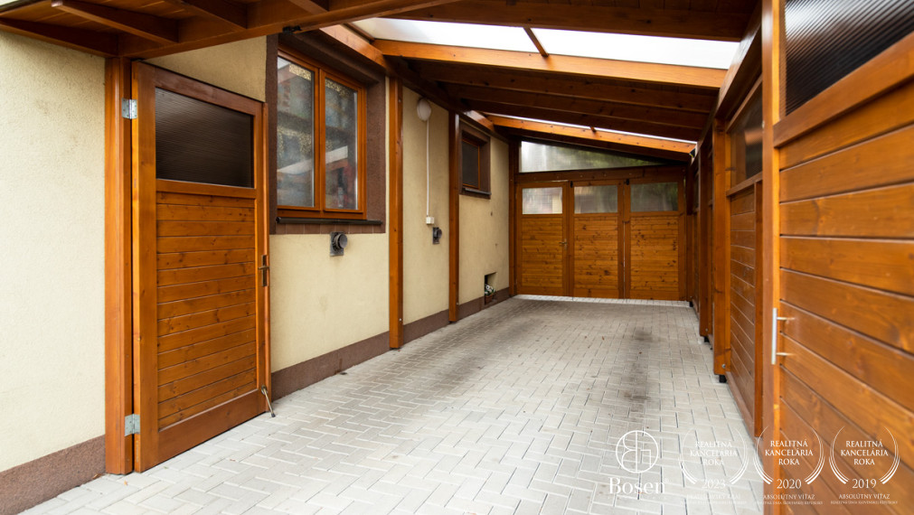 BOSEN | Rodinný dom s predajňou, skladom a zariadeným kozmetickým salónom.