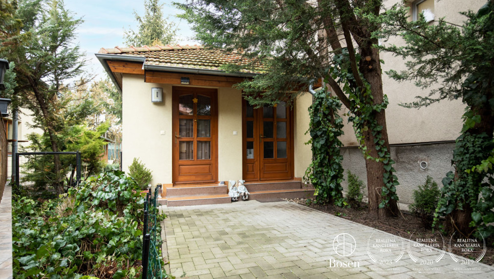 BOSEN | Rodinný dom s predajňou, skladom a zariadeným kozmetickým salónom.