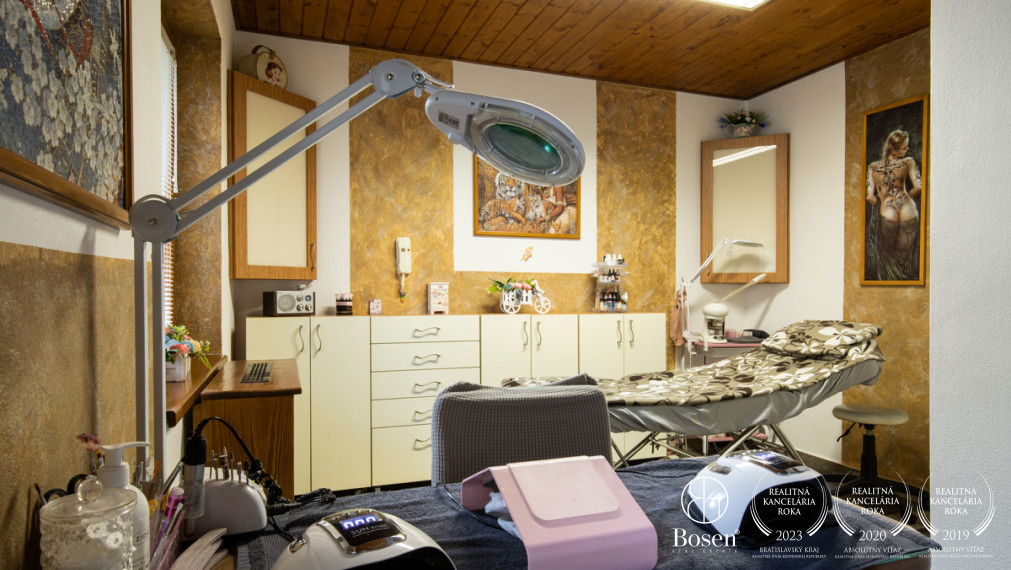 BOSEN | Rodinný dom s predajňou, skladom a zariadeným kozmetickým salónom.