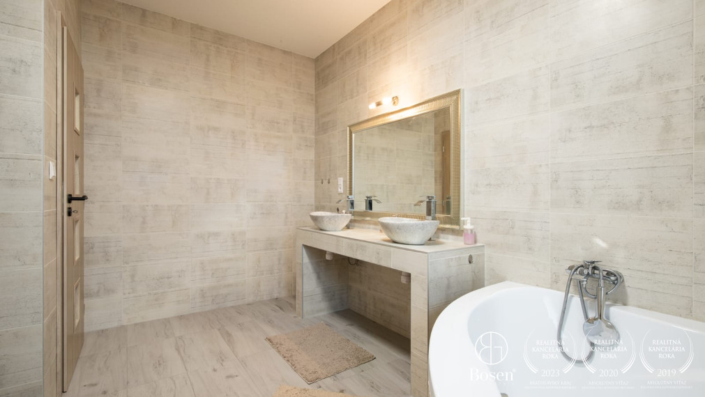 BOSEN | Rodinný dom pre náročných v tichu lesa - Dunajský Klátov