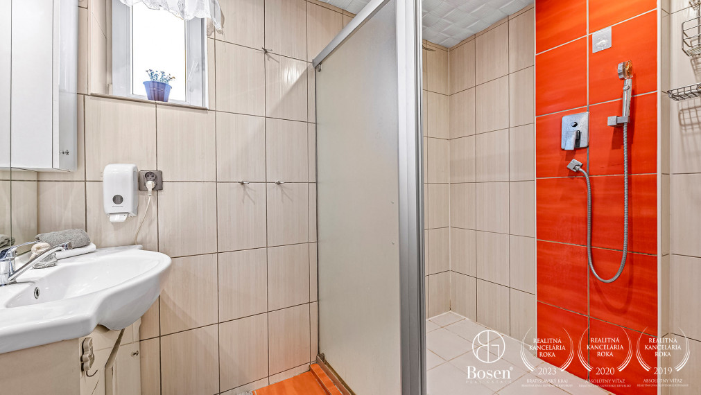 BOSEN | Rodinný dom s dvoma bytovými jednotkami REZERVOVANÉ