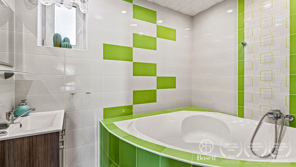 BOSEN | Rodinný dom s dvoma bytovými jednotkami REZERVOVANÉ