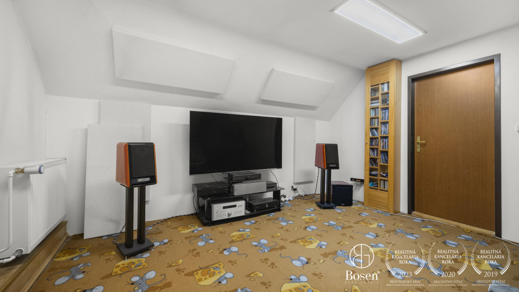 REZERVOVANÉ ! BOSEN | 5 izbový rodinný dom s bazénom a veľkým pozemkom