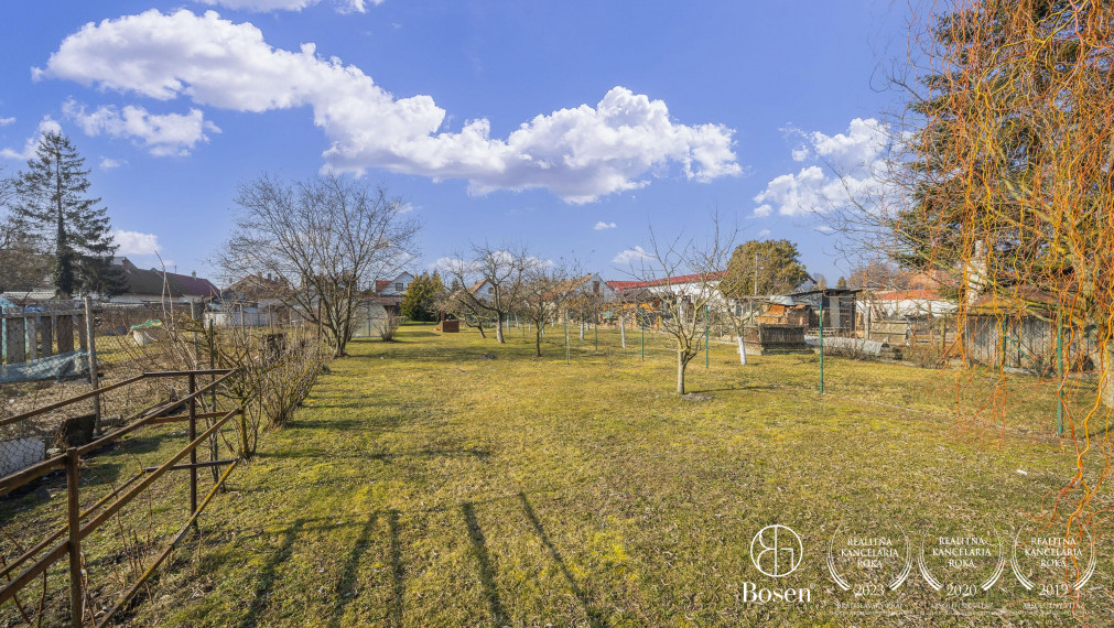 REZERVOVANÉ ! BOSEN | 5 izbový rodinný dom s bazénom a veľkým pozemkom