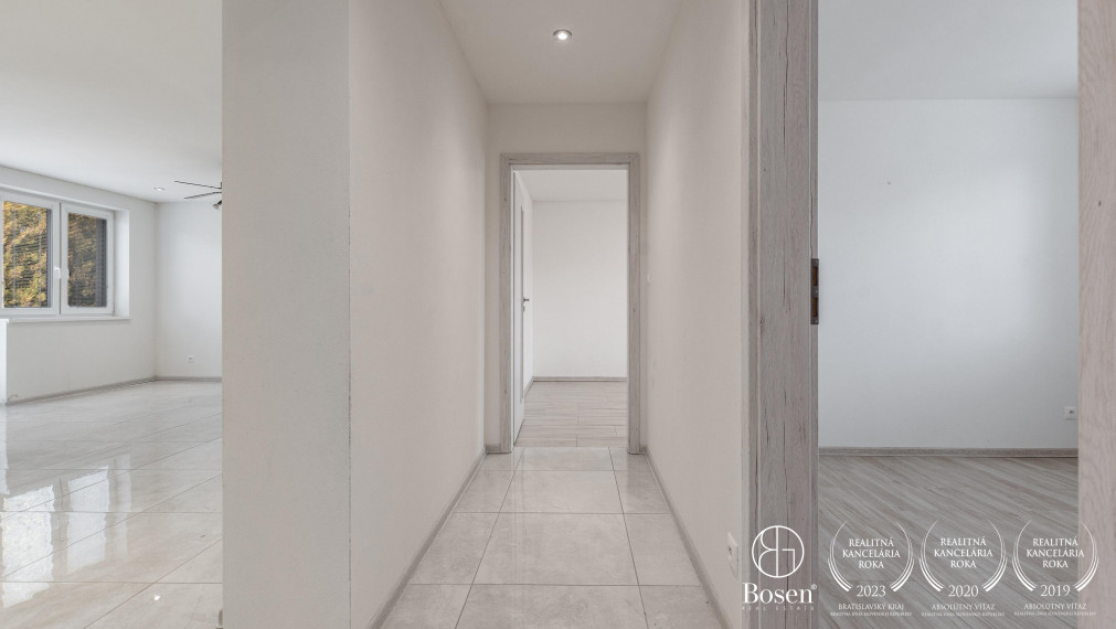 BOSEN | REZERVOVANÉ! Na predaj 4 izbový rodinný dom po kompletnej rekonštrukcii Závod