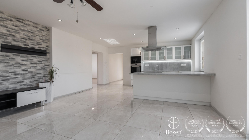 BOSEN | REZERVOVANÉ! Na predaj 4 izbový rodinný dom po kompletnej rekonštrukcii Závod