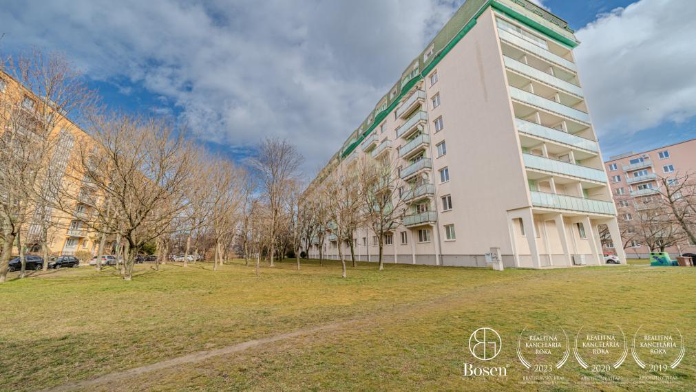 BOSEN | REZERVOVANÉ, Priestranný 3 izbový byt na ulici Zálužická, 86 m2