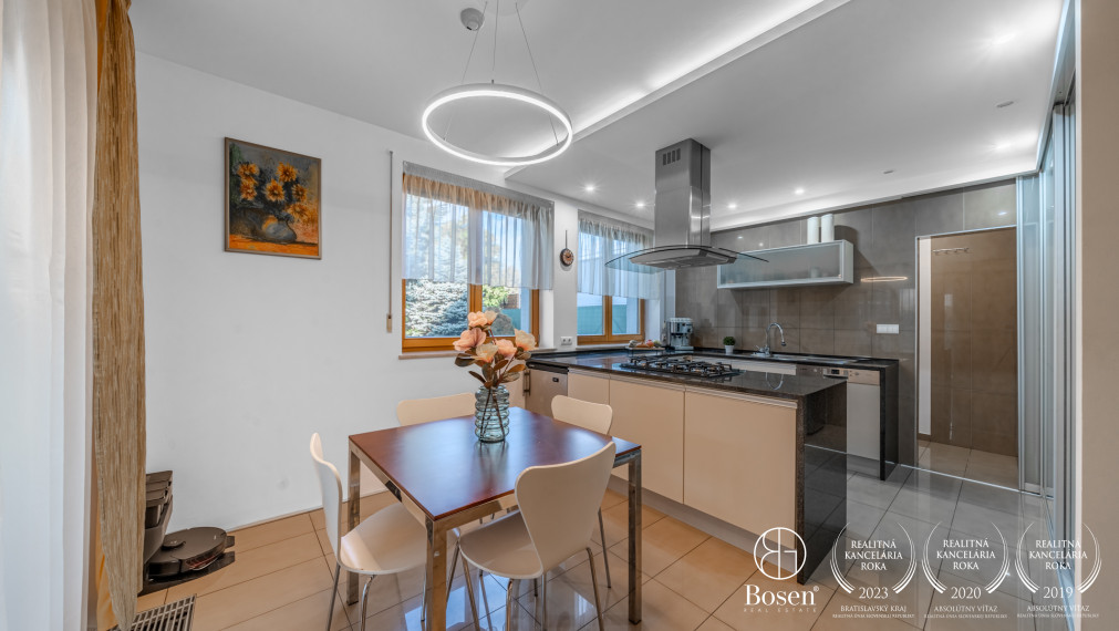 BOSEN | Moderný rodinný dom s nádhernou záhradou a investičným pozemkom, ulica Brezová