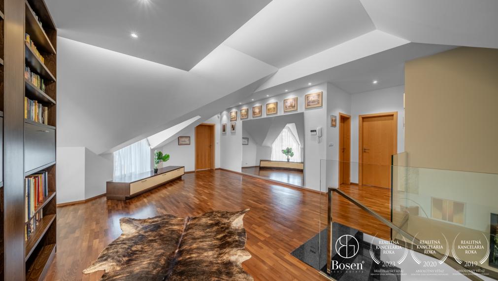 BOSEN | Moderný rodinný dom s nádhernou záhradou a investičným pozemkom, ulica Brezová