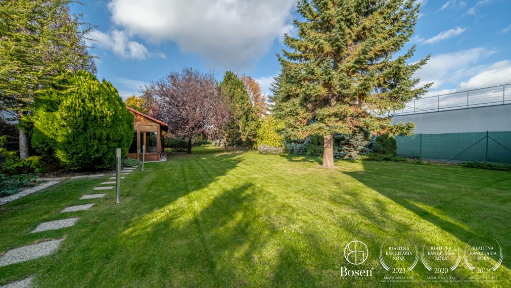 BOSEN | Moderný rodinný dom s nádhernou záhradou a investičným pozemkom, ulica Brezová