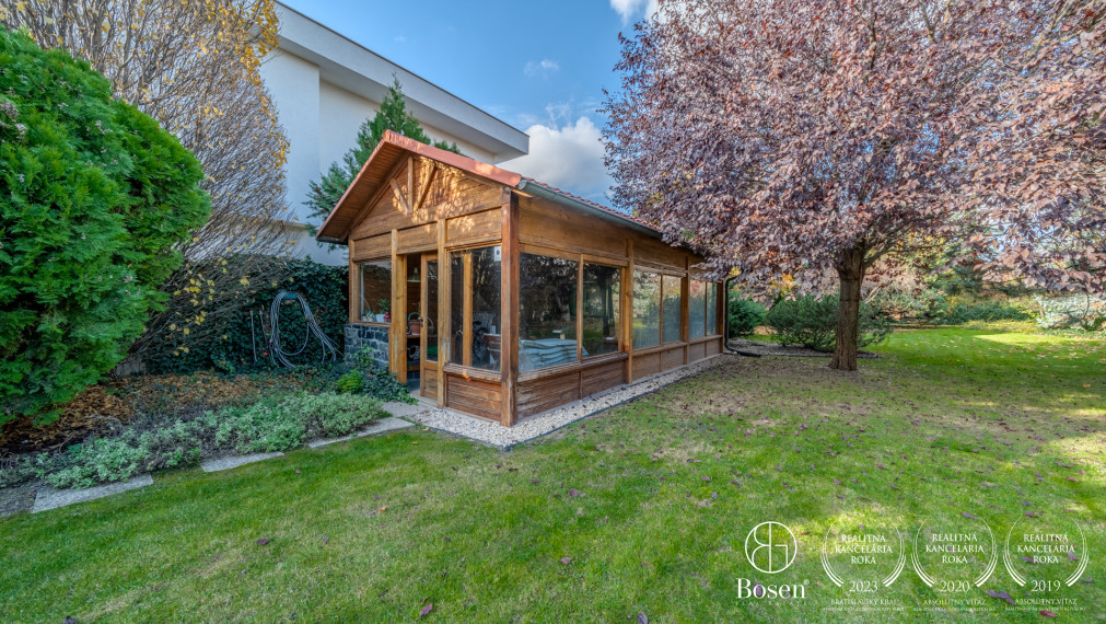 BOSEN | Moderný rodinný dom s nádhernou záhradou a investičným pozemkom, ulica Brezová