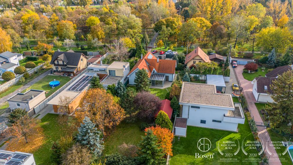 BOSEN | Moderný rodinný dom s nádhernou záhradou a investičným pozemkom, ulica Brezová