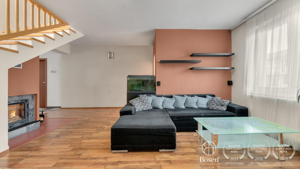 BOSEN | REZERVOVANÉ- Dvojpodlažný 5 izbový rodinný dom po kompletnej rekonštrukcii s garážou v obci Závod