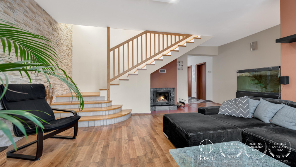 BOSEN | REZERVOVANÉ- Dvojpodlažný 5 izbový rodinný dom po kompletnej rekonštrukcii s garážou v obci Závod