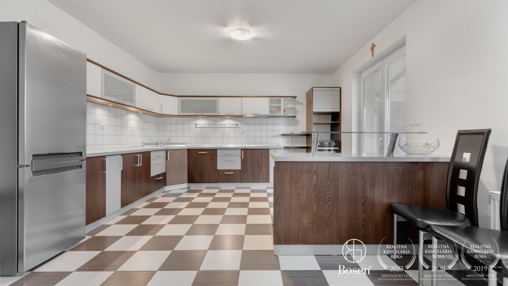 BOSEN | REZERVOVANÉ- Dvojpodlažný 5 izbový rodinný dom po kompletnej rekonštrukcii s garážou v obci Závod