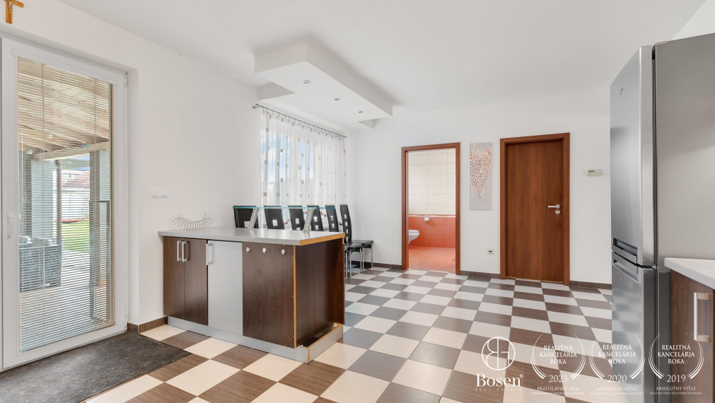 BOSEN | REZERVOVANÉ- Dvojpodlažný 5 izbový rodinný dom po kompletnej rekonštrukcii s garážou v obci Závod