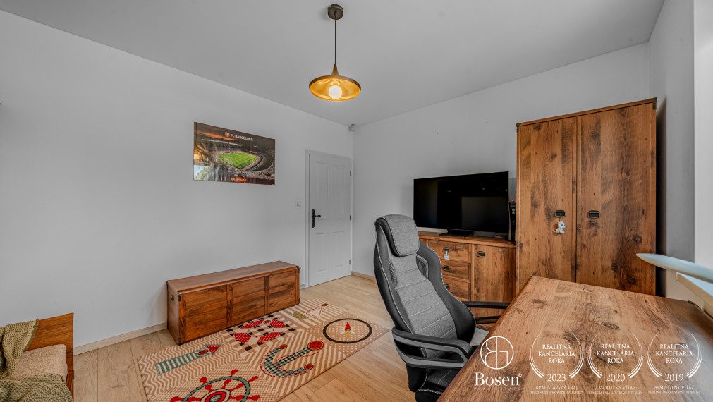 BOSEN | 4 izbový bungalov s bazénom a garážou v Malinove