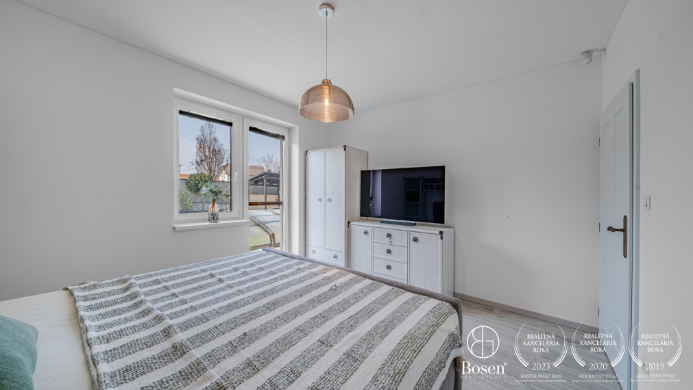 BOSEN | 4 izbový bungalov s bazénom a garážou v Malinove