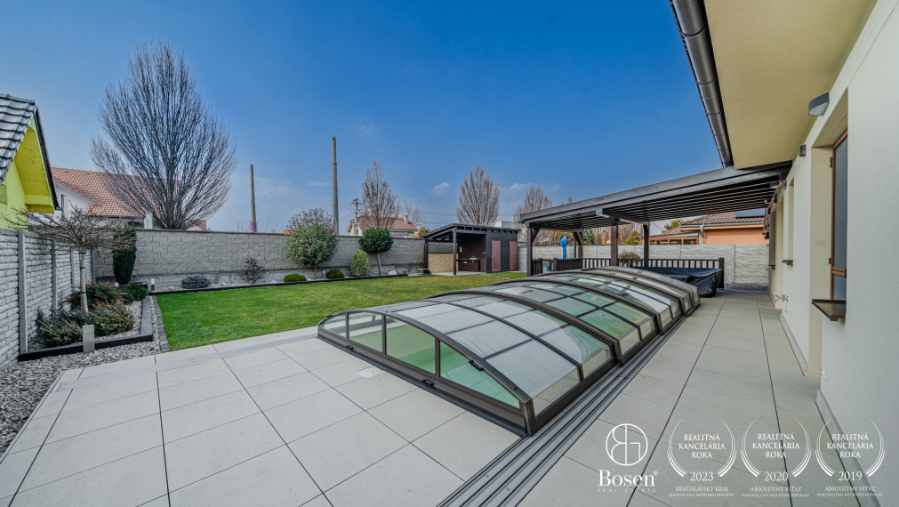 BOSEN | 4 izbový bungalov s bazénom a garážou v Malinove