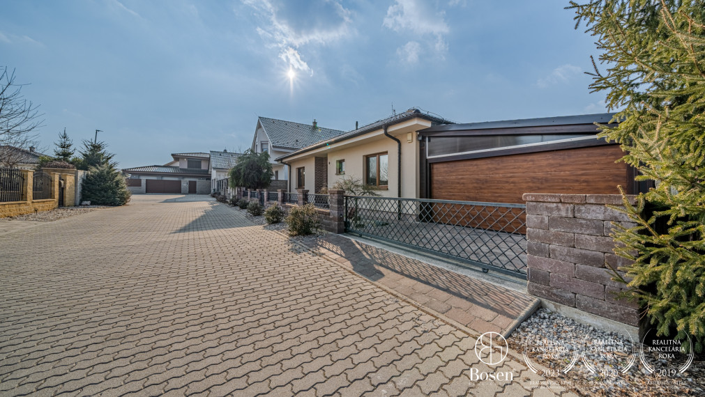 BOSEN | 4 izbový bungalov s bazénom a garážou v Malinove
