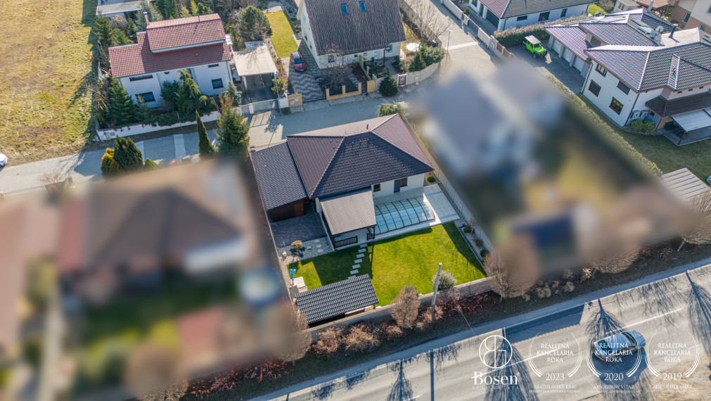 BOSEN | 4 izbový bungalov s bazénom a garážou v Malinove