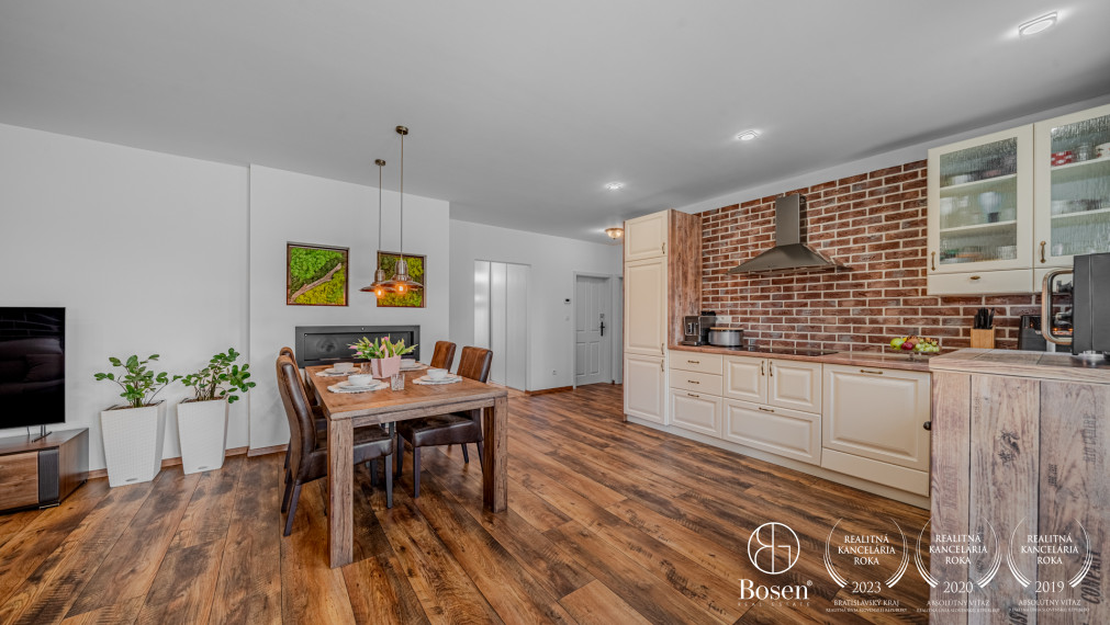 BOSEN | 4 izbový bungalov s bazénom a garážou v Malinove