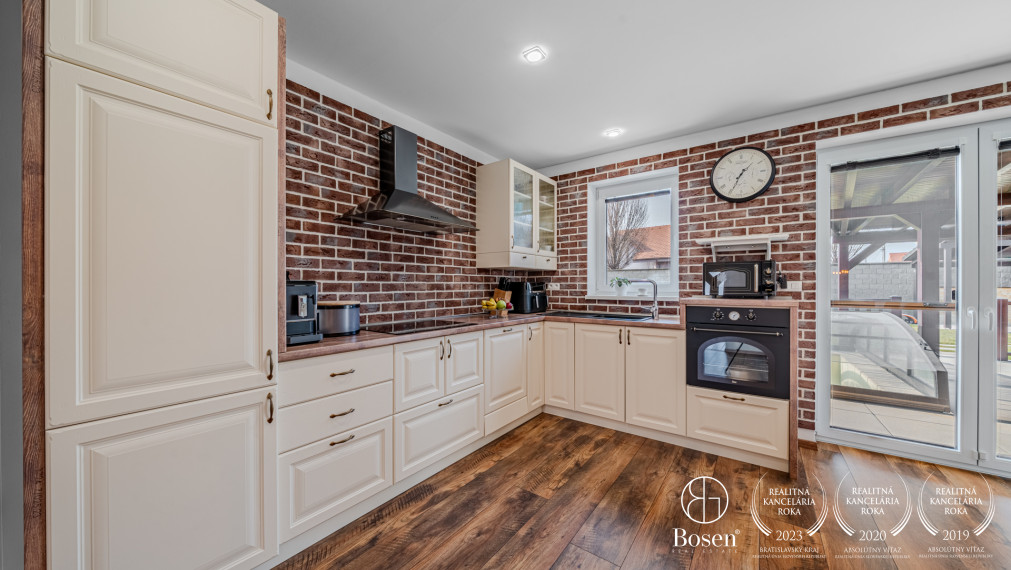 BOSEN | 4 izbový bungalov s bazénom a garážou v Malinove