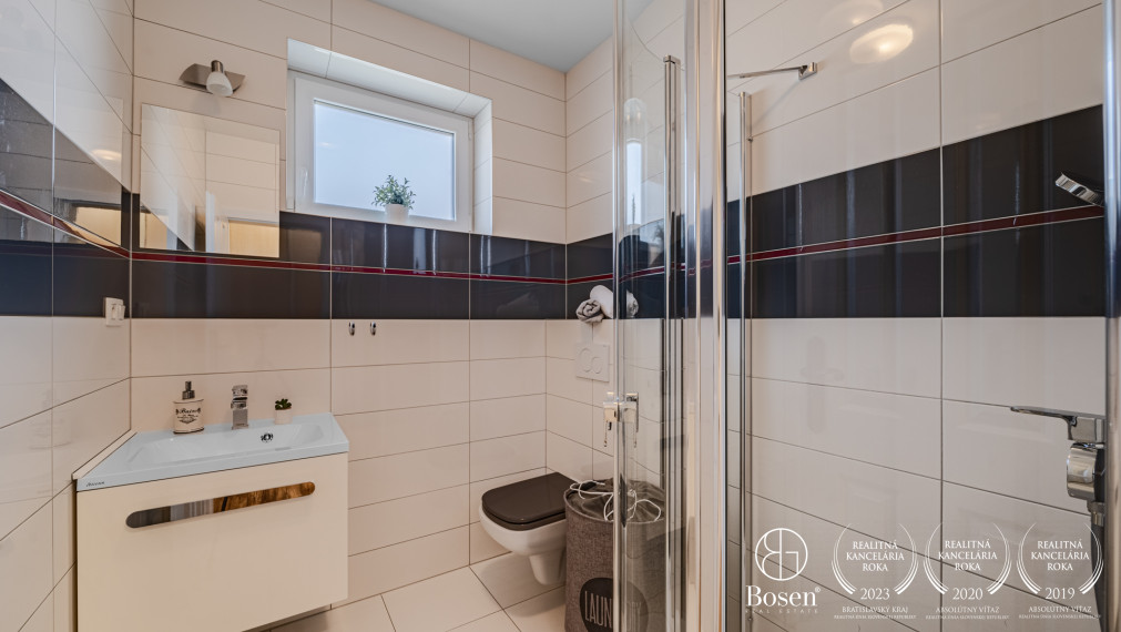 BOSEN | 4 izbový bungalov s bazénom a garážou v Malinove