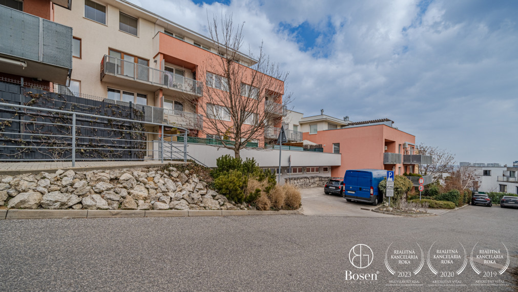 PREDANÉ - BOSEN | Priestranný 2 izbový byt s terasou, Na zlatej nohe, 69 m2