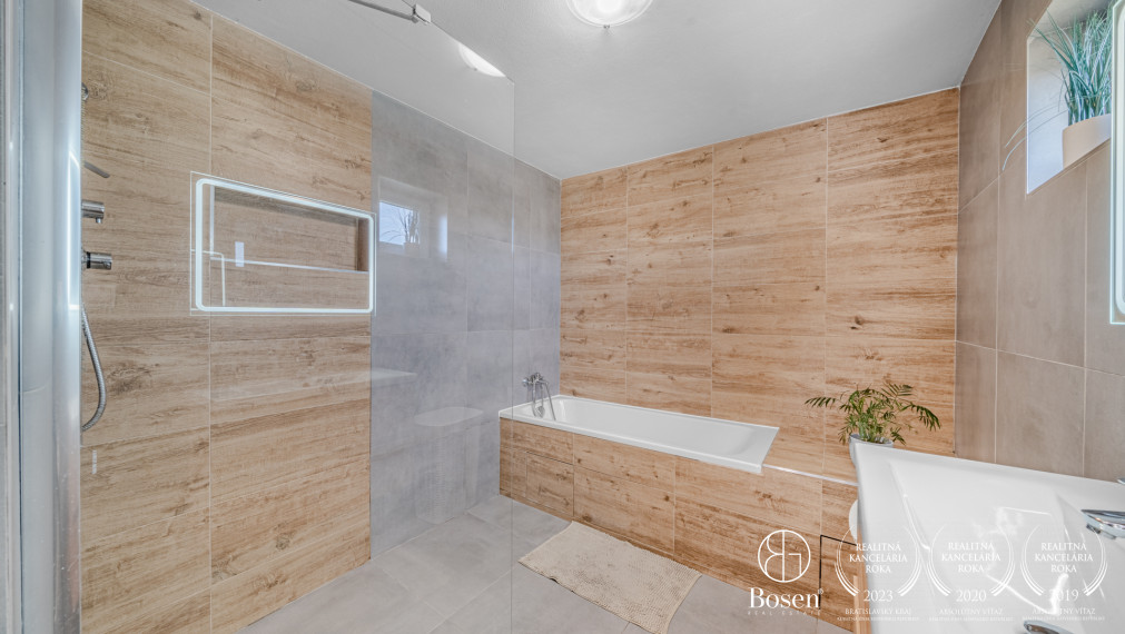 REZERVOVANÉ! BOSEN | Rodinný dom po kompletnej rekonštrukcii s veľkým pozemkom, Gajary