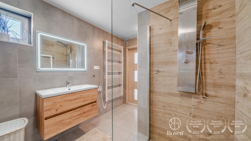 REZERVOVANÉ! BOSEN | Rodinný dom po kompletnej rekonštrukcii s veľkým pozemkom, Gajary