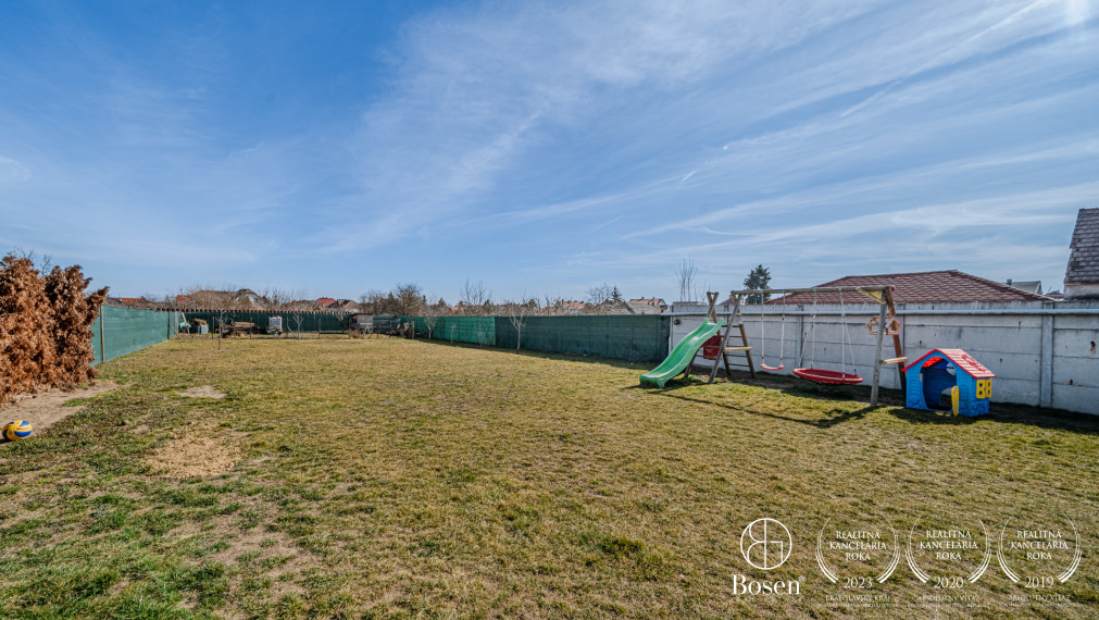 REZERVOVANÉ! BOSEN | Rodinný dom po kompletnej rekonštrukcii s veľkým pozemkom, Gajary