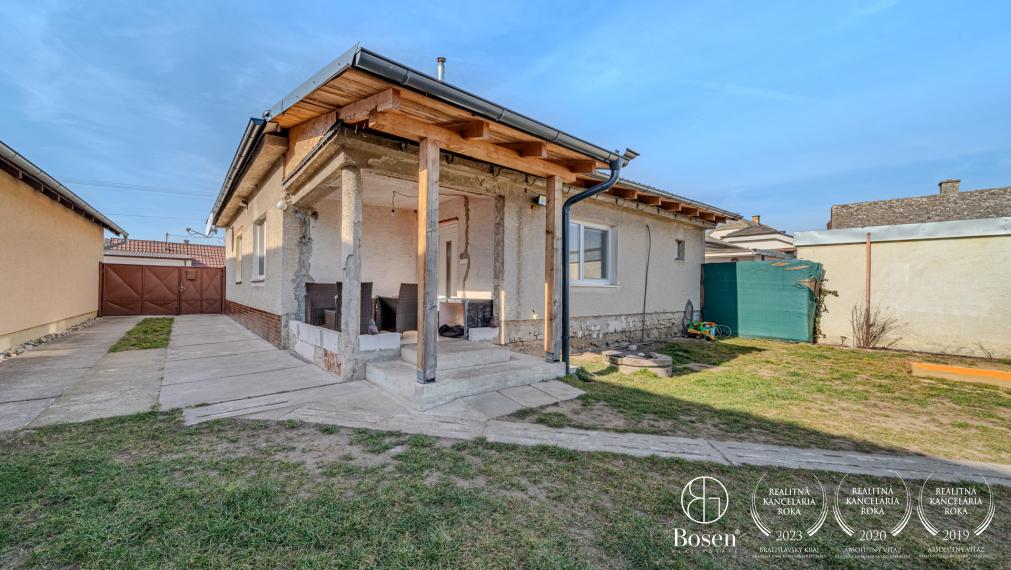 REZERVOVANÉ! BOSEN | Rodinný dom po kompletnej rekonštrukcii s veľkým pozemkom, Gajary