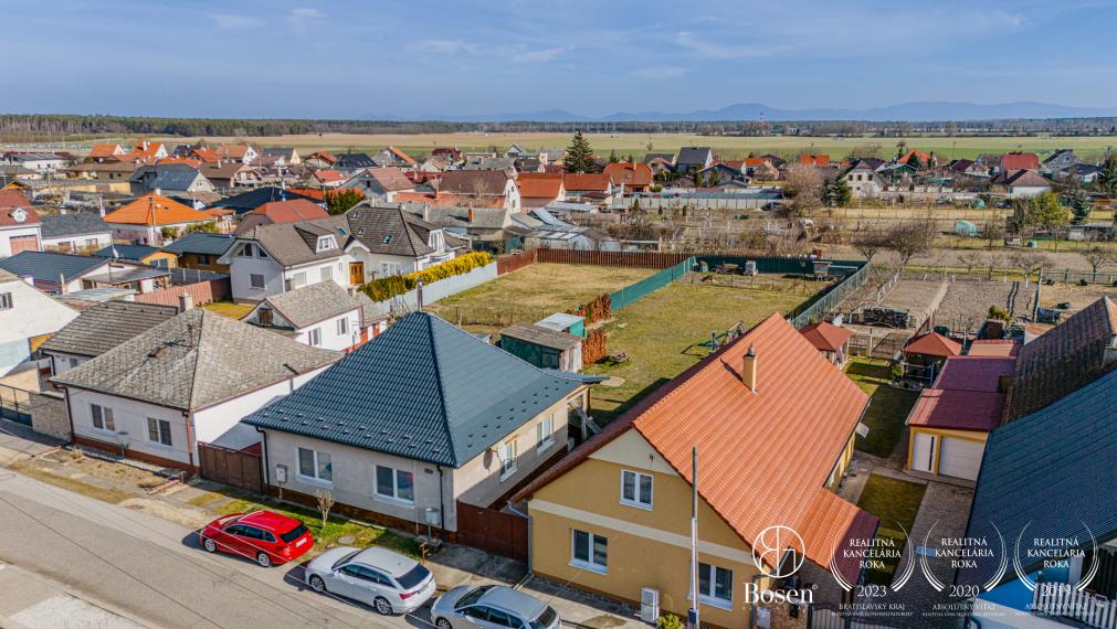 REZERVOVANÉ! BOSEN | Rodinný dom po kompletnej rekonštrukcii s veľkým pozemkom, Gajary