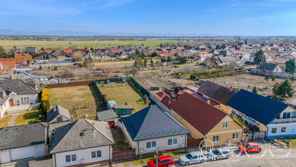 REZERVOVANÉ! BOSEN | Rodinný dom po kompletnej rekonštrukcii s veľkým pozemkom, Gajary